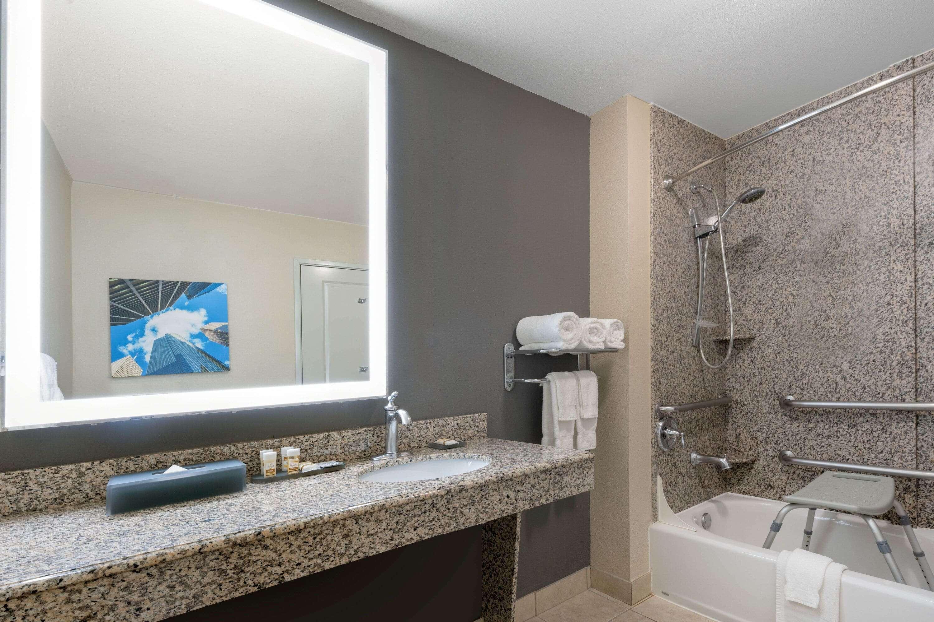 La Quinta By Wyndham Houston Energy Corridor Hotel Bagian luar foto